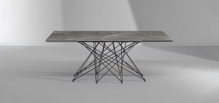 tavolo allungabile moderno con piano chiaro