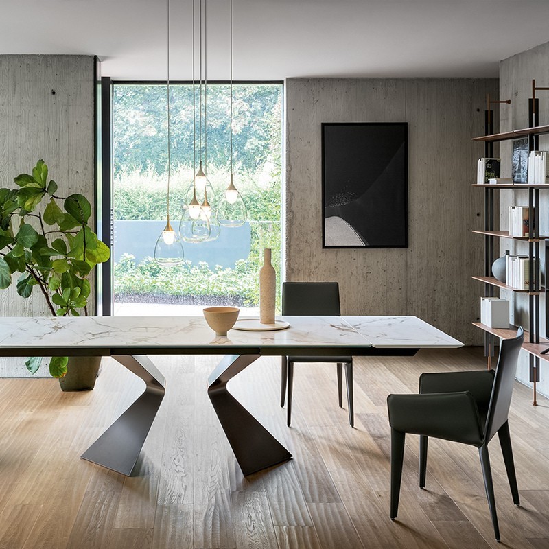 tavolo allungabile di design in una sala da pranzo luminosa