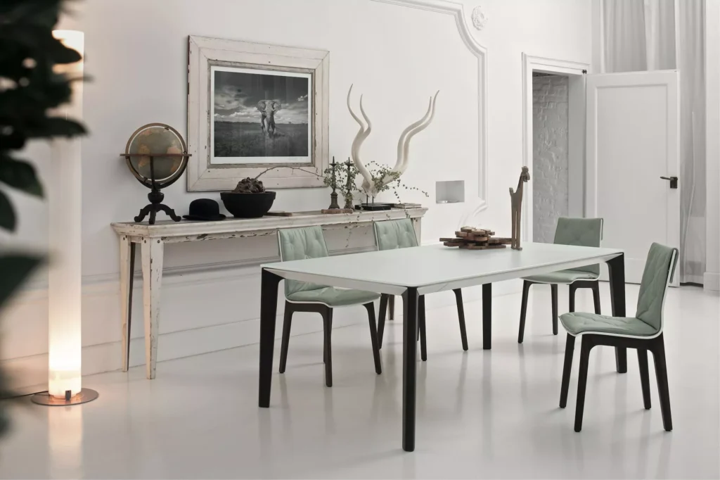 Tavolo Versus di Bontempi con piano in cristallo bianco opaco e gambe in legno