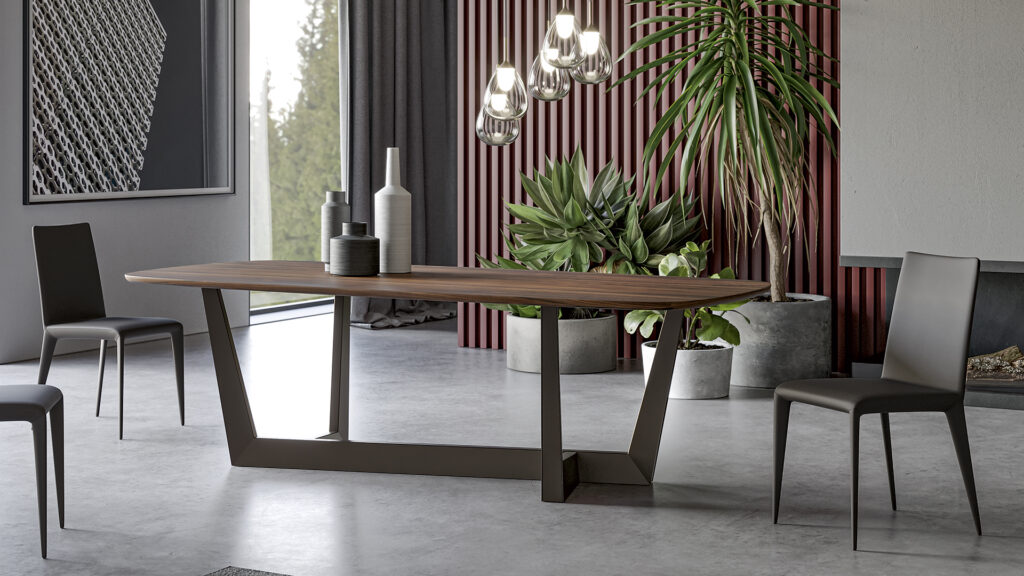 Tavolo Bonaldo Art in legno con sedie grigie e sospensione sopra il piano