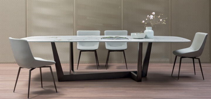 Tavolo Bonaldo Art lungo con piano chiaro e sedie imbottite in sala da pranzo