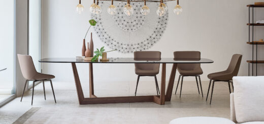 Lampadario lineare sospeso sopra il tavolo Bonaldo Art con piano in vetro