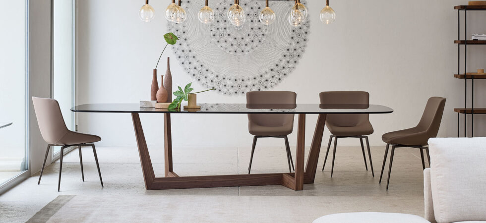 Lampadario lineare sospeso sopra il tavolo Bonaldo Art con piano in vetro