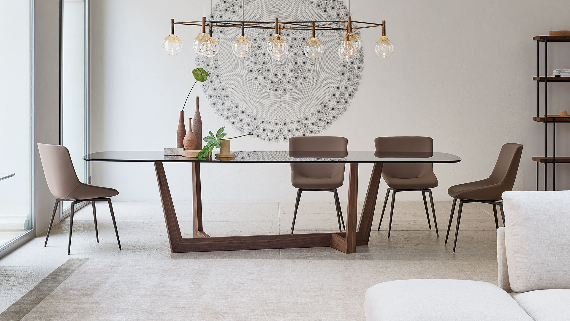 Lampadario lineare sospeso sopra il tavolo Bonaldo Art con piano in vetro