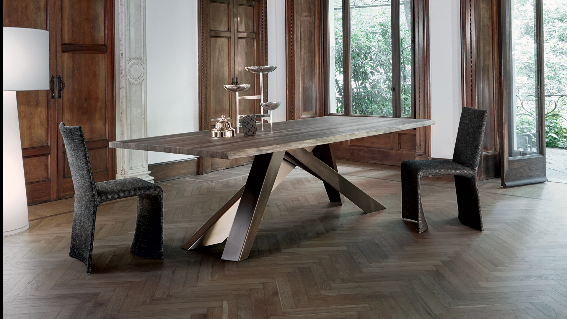 Tavolo Bonaldo Big Table con piano in legno scuro dai toni del noce