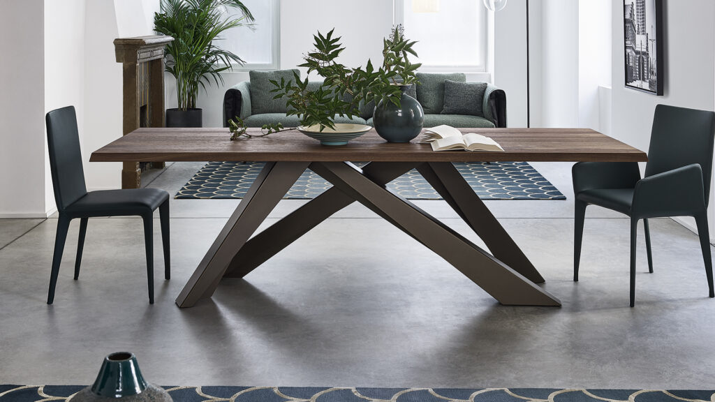 Tavolo Bonaldo Big Table con piano in legno davanti al divano del soggiorno