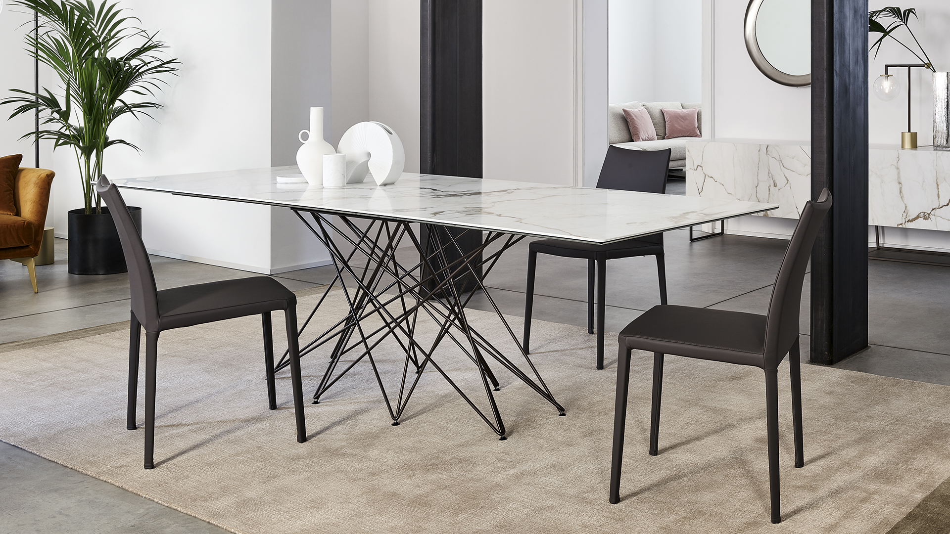 tavolo allungabile con piano in marmo in una sala elegante