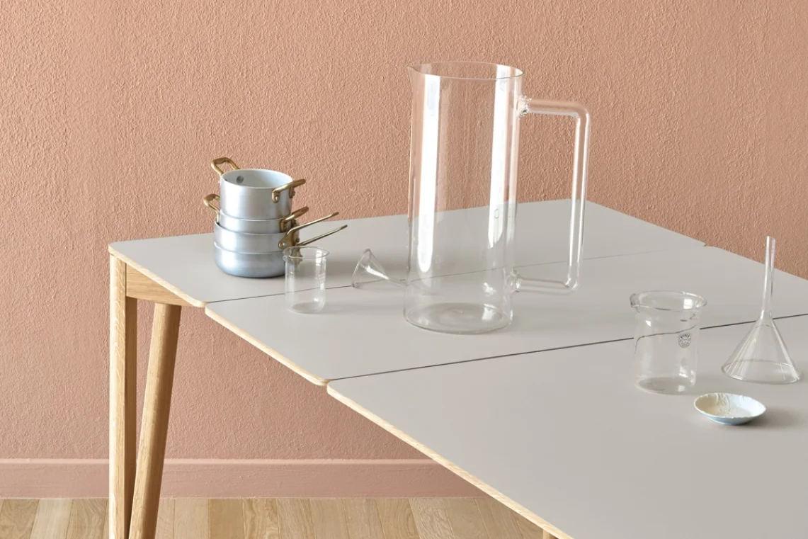 tavolo allungabile bianco con gambe in legno