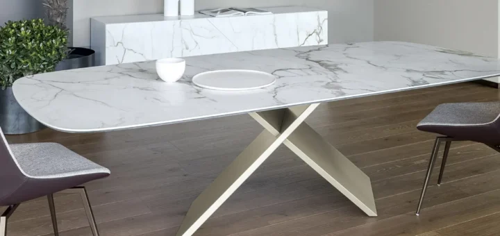 tavolo allungabile bianco effetto marmo con gambe in metallo