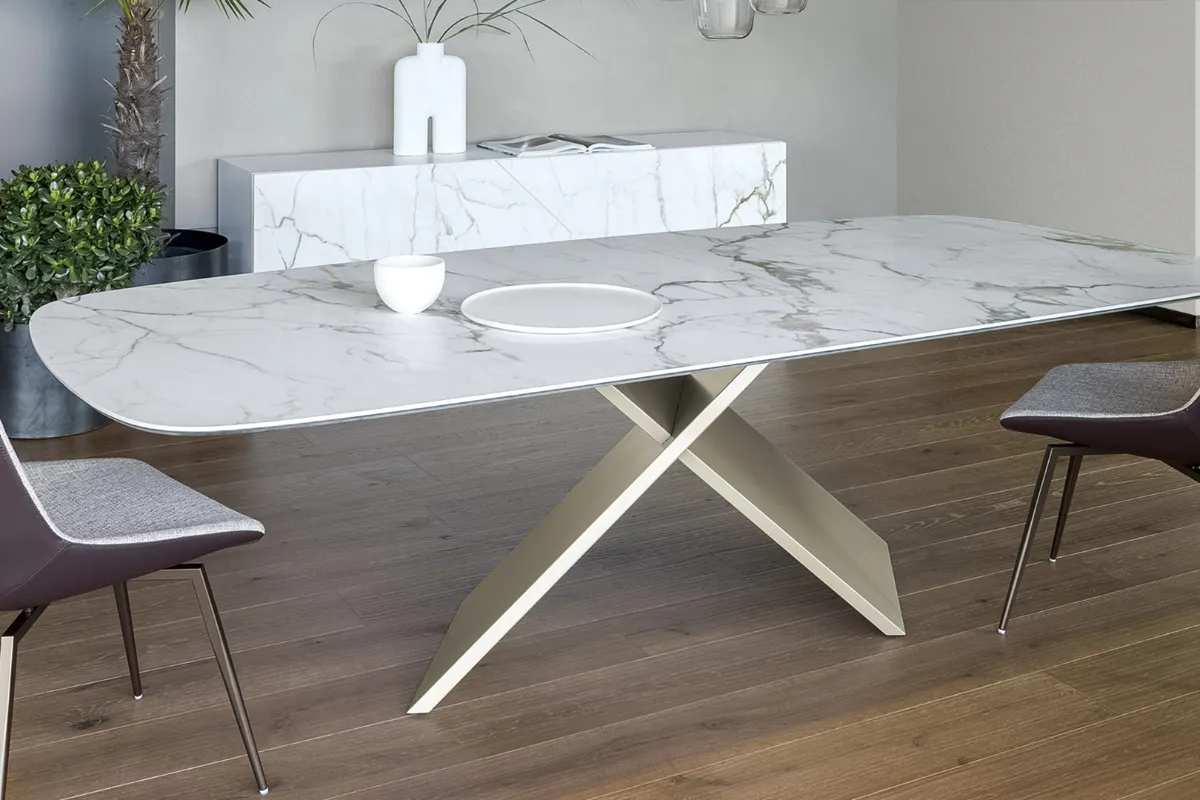 tavolo allungabile bianco effetto marmo con gambe in metallo