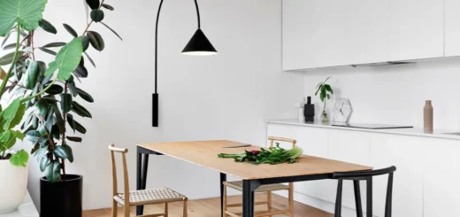 tavolo allungabile scandinavo in rovere chiaro in cucina luminosa