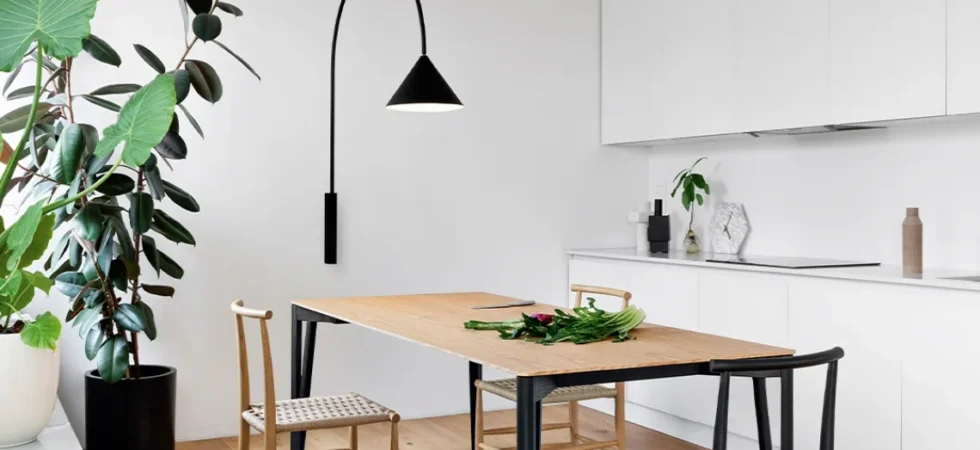tavolo allungabile scandinavo in rovere chiaro in cucina luminosa