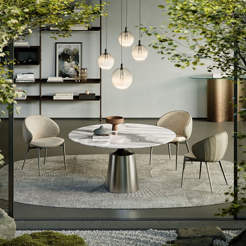 tavolo rotondo in marmo in una sala elegante